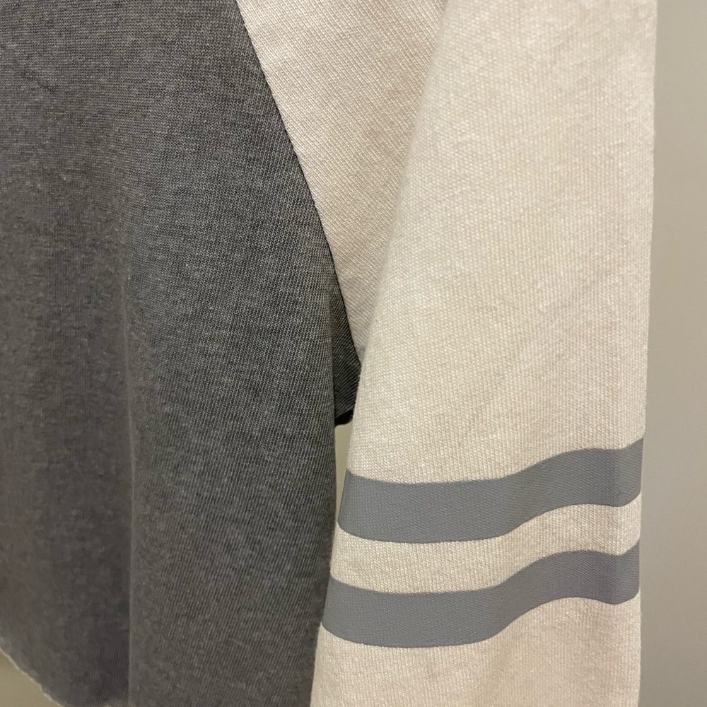 POL Women's Long Sleeve Gray and Cream Shirt Size Small Lint Mark on the Back - Picture 10 of 14